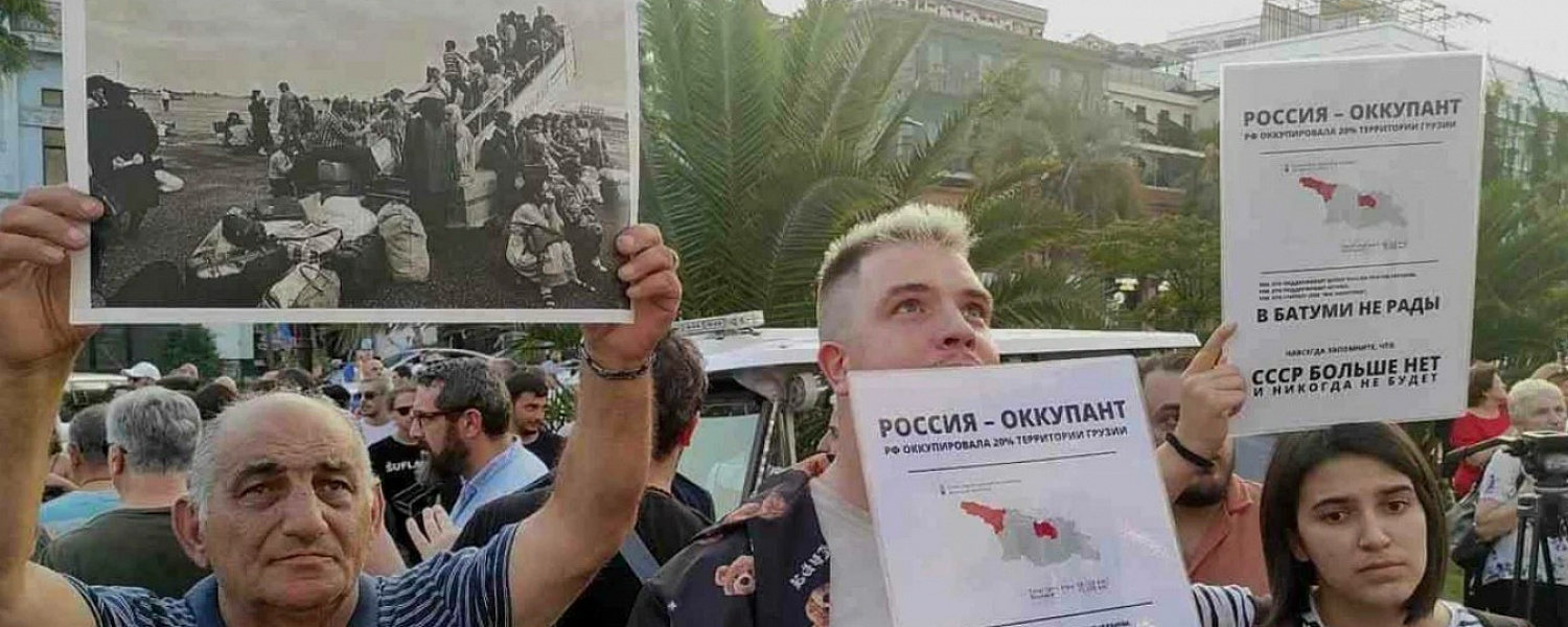 в Батуми закидали яйцами россиян с судна Astoria Grande