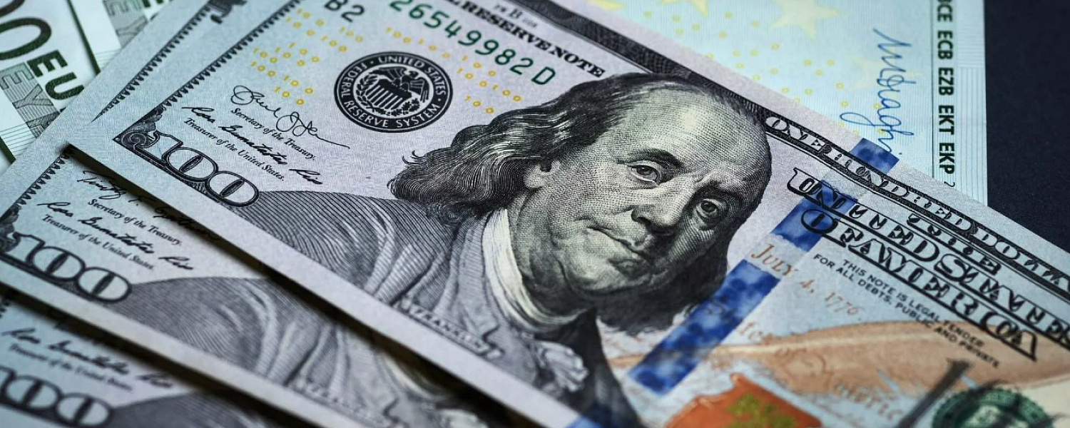Курс доллара превысил 100 рублей
